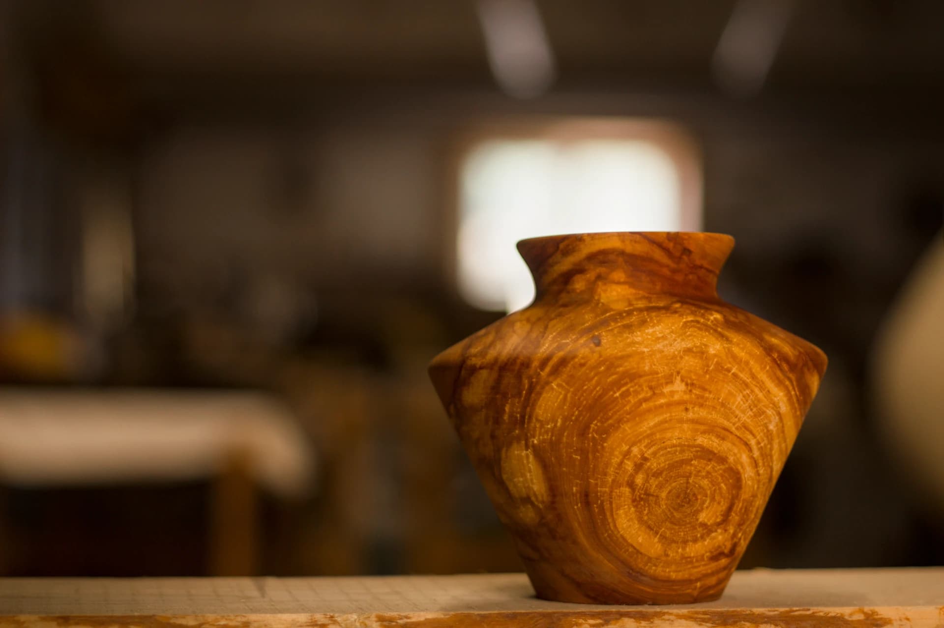 Eine Hölzerne Vase steht in einer Werkstatt
