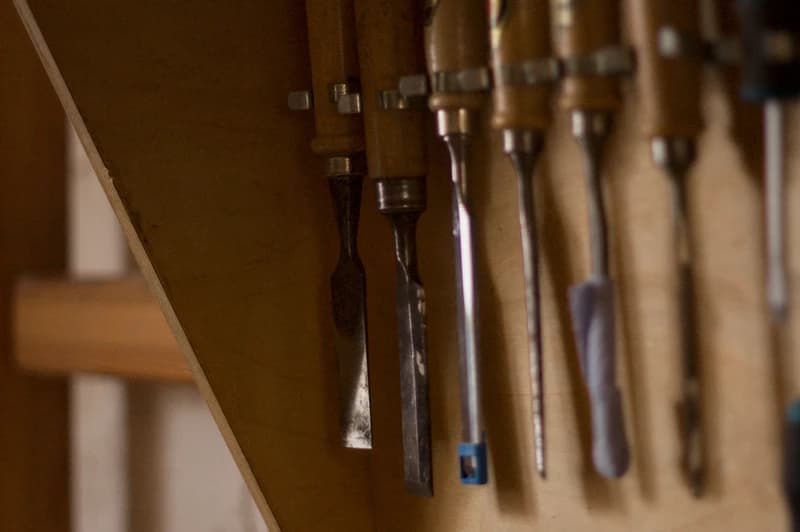 Einige Stecheisen sind nebeneinander aufgehangen